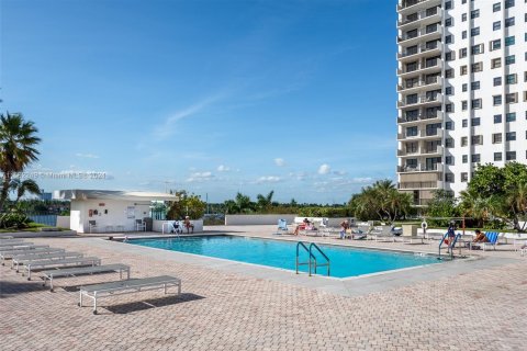 Condominio en alquiler en Hollywood, Florida, 2 dormitorios, 110.55 m2 № 1370425 - foto 27