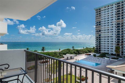 Condominio en alquiler en Hollywood, Florida, 2 dormitorios, 110.55 m2 № 1370425 - foto 1