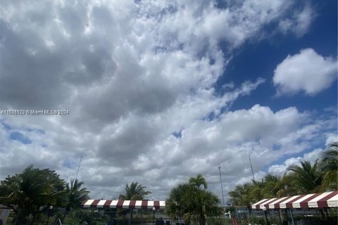 Condo in Miami, Florida, 1 bedroom  № 1333164 - photo 13