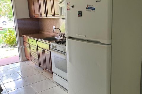 Condo in Miami, Florida, 1 bedroom  № 1333164 - photo 4