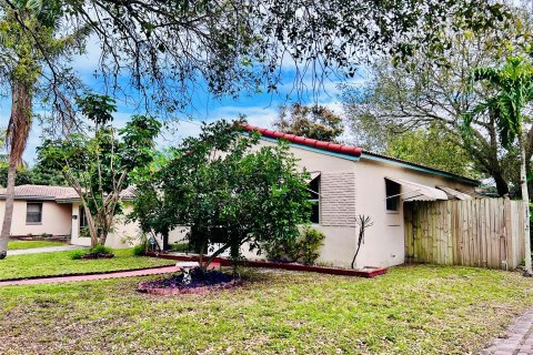 Villa ou maison à vendre à Hollywood, Floride: 3 chambres, 145.58 m2 № 1017110 - photo 3