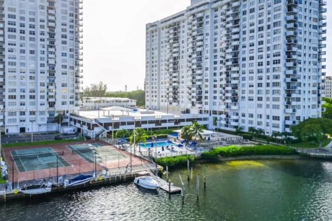 Condo in Aventura, Florida, 1 bedroom  № 1239720 - photo 1