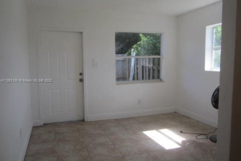 Immobilier commercial à vendre à Pompano Beach, Floride: 217.95 m2 № 67491 - photo 2