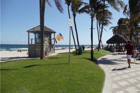 Condominio en venta en Deerfield Beach, Florida, 2 dormitorios, 91.32 m2 № 1139189 - foto 2