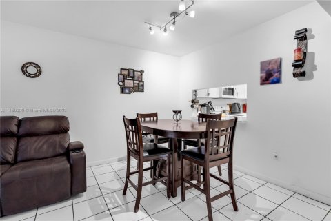 Condominio en venta en Hialeah, Florida, 2 dormitorios, 91.51 m2 № 720367 - foto 16