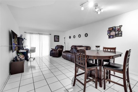 Condominio en venta en Hialeah, Florida, 2 dormitorios, 91.51 m2 № 720367 - foto 12