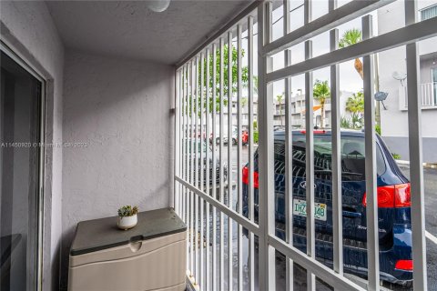 Condominio en venta en Hialeah, Florida, 2 dormitorios, 91.51 m2 № 720367 - foto 9