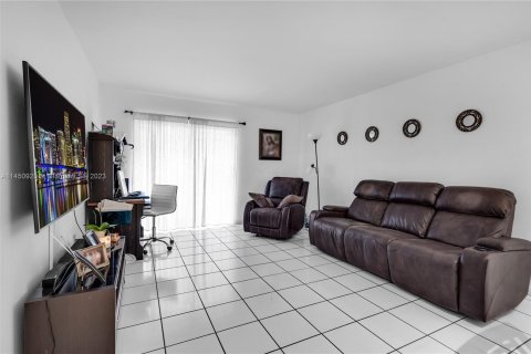 Condominio en venta en Hialeah, Florida, 2 dormitorios, 91.51 m2 № 720367 - foto 13