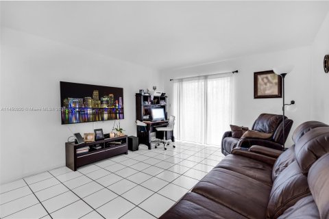 Copropriété à vendre à Hialeah, Floride: 2 chambres, 91.51 m2 № 720367 - photo 15
