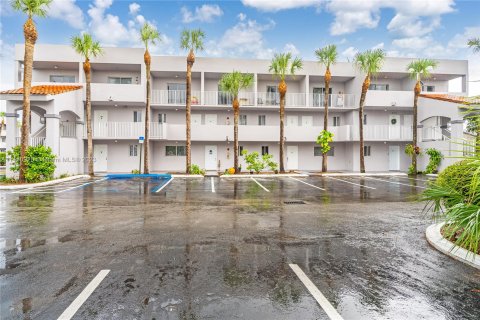 Condominio en venta en Hialeah, Florida, 2 dormitorios, 91.51 m2 № 720367 - foto 1