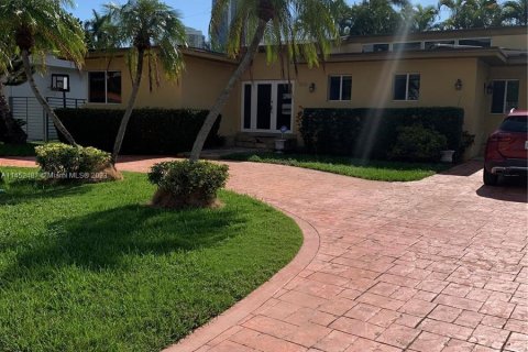 Villa ou maison à vendre à Sunny Isles Beach, Floride: 2 chambres, 129.51 m2 № 716212 - photo 3