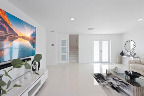 House in Miami, Florida 4 bedrooms, 239.78 sq.m. № 1146452 - photo 4