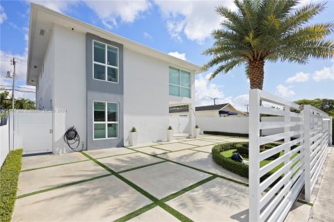 House in Miami, Florida 4 bedrooms, 239.78 sq.m. № 1146452 - photo 3