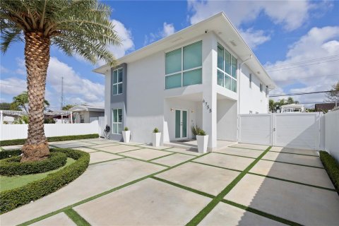 House in Miami, Florida 4 bedrooms, 239.78 sq.m. № 1146452 - photo 1