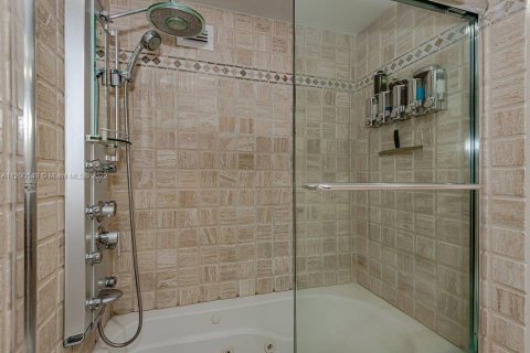 Condo in Miami Beach, Florida, 1 bedroom  № 23847 - photo 4