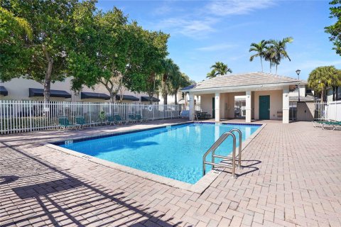 Townhouse in Oakland Park, Florida 2 bedrooms, 132.29 sq.m. № 983954 - photo 1