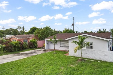 Casa en venta en Miramar, Florida, 4 dormitorios, 163.88 m2 № 1331341 - foto 1