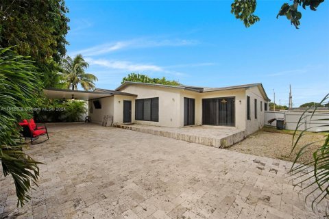 House in Miami, Florida 3 bedrooms, 215.35 sq.m. № 1347676 - photo 15