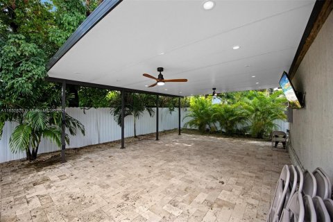 House in Miami, Florida 3 bedrooms, 215.35 sq.m. № 1347676 - photo 11