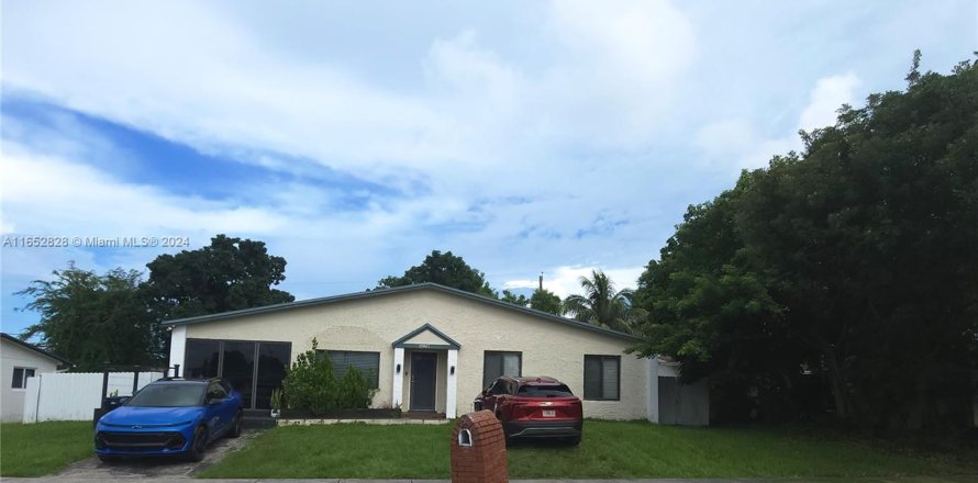 House in Miami, Florida 3 bedrooms, 215.35 sq.m. № 1347676