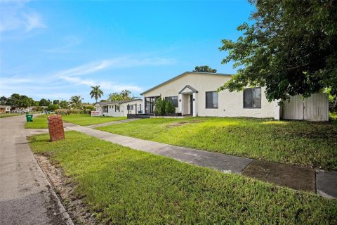 House in Miami, Florida 3 bedrooms, 215.35 sq.m. № 1347676 - photo 7