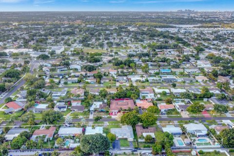 House in Hollywood, Florida 4 bedrooms, 183.57 sq.m. № 1160820 - photo 16