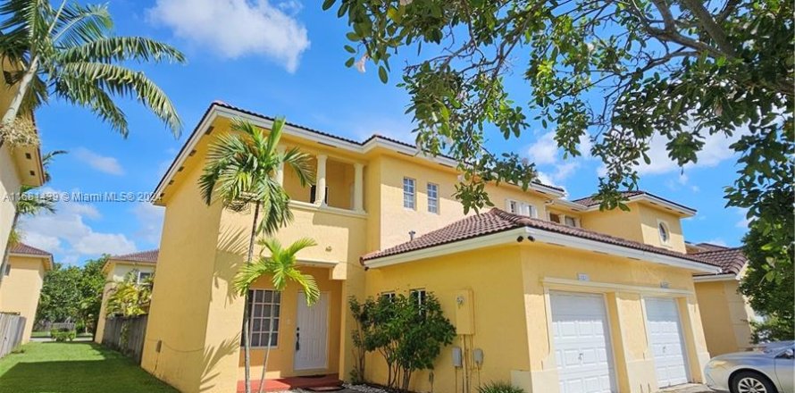 Townhouse in Miami, Florida 2 bedrooms, 114.64 sq.m. № 1421489