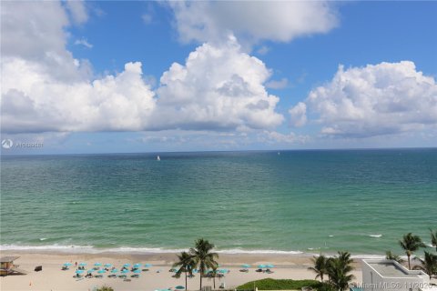 Condo in Hollywood, Florida  № 25848 - photo 1