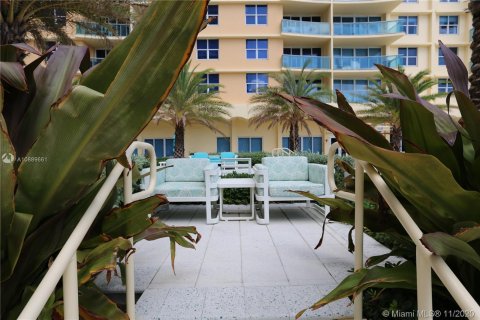 Condo in Hollywood, Florida  № 25848 - photo 29