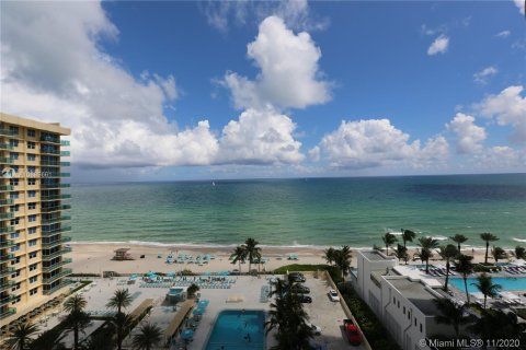 Condo in Hollywood, Florida  № 25848 - photo 3