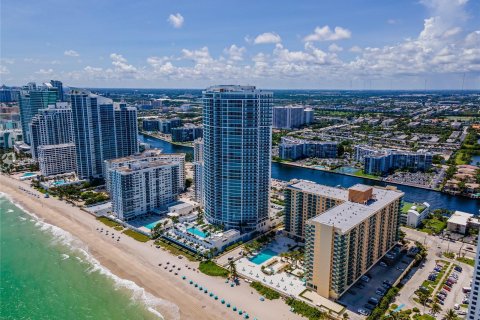 Condo in Hollywood, Florida  № 25848 - photo 6