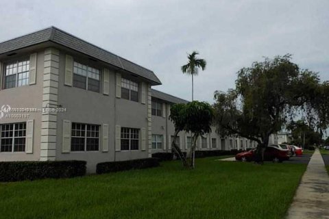 Condo in Hollywood, Florida, 1 bedroom  № 1348008 - photo 1