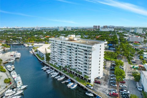 Condominio en venta en North Miami, Florida, 1 dormitorio, 72.28 m2 № 1000411 - foto 1