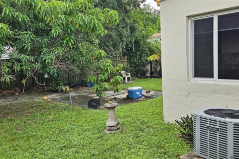 House in Miami, Florida 3 bedrooms, 102.19 sq.m. № 1381643 - photo 14