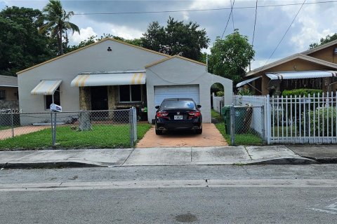 House in Miami, Florida 3 bedrooms, 102.19 sq.m. № 1381643 - photo 1