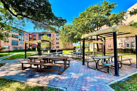 Condo in Lauderdale Lakes, Florida, 1 bedroom  № 1223659 - photo 8