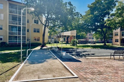 Condo in Lauderdale Lakes, Florida, 1 bedroom  № 1223659 - photo 6