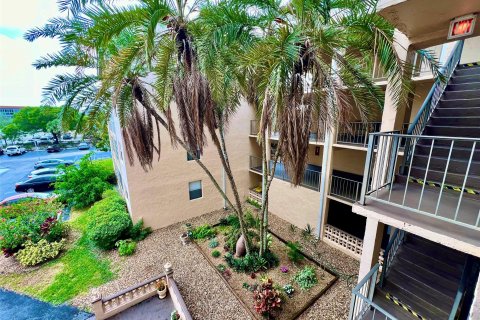 Condo in Lauderdale Lakes, Florida, 1 bedroom  № 1223659 - photo 2