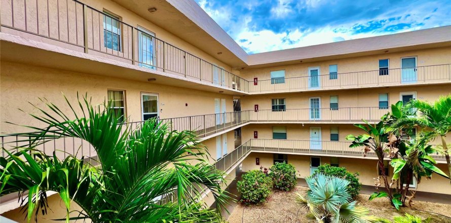 Condo in Lauderdale Lakes, Florida, 1 bedroom  № 1223659