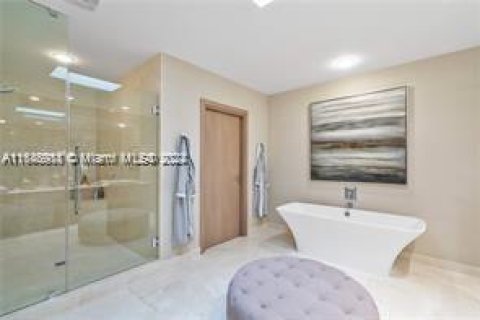 Condo in North Miami Beach, Florida, 4 bedrooms  № 1348078 - photo 26