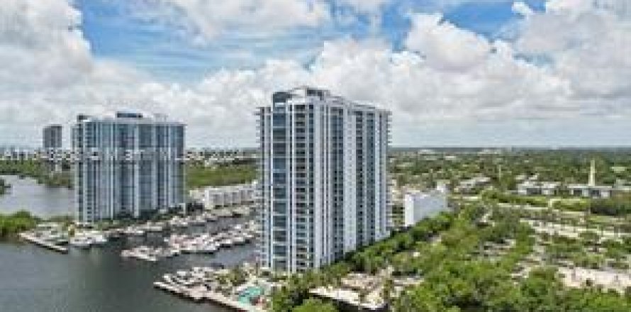 Condo in North Miami Beach, Florida, 4 bedrooms  № 1348078