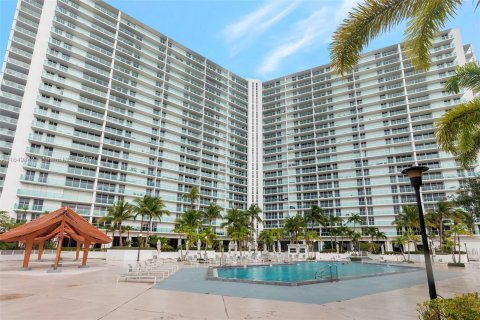 Copropriété à vendre à Sunny Isles Beach, Floride: 2 chambres, 126.07 m2 № 1348079 - photo 15