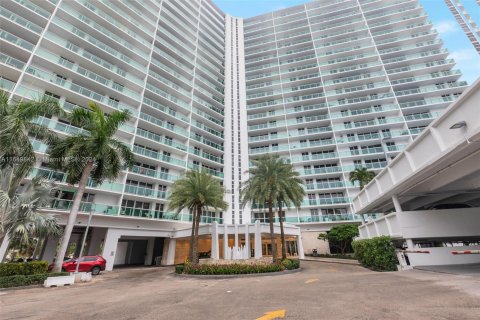 Copropriété à vendre à Sunny Isles Beach, Floride: 2 chambres, 126.07 m2 № 1348079 - photo 1