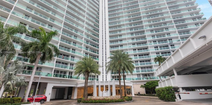 Condominio en Sunny Isles Beach, Florida, 2 dormitorios  № 1348079