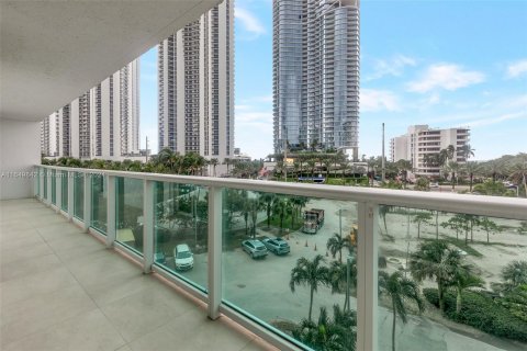 Condo in Sunny Isles Beach, Florida, 2 bedrooms  № 1348079 - photo 10