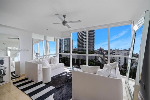 Condo in Miami Beach, Florida, 1 bedroom  № 1348125 - photo 1