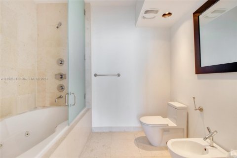 Condo in Miami Beach, Florida, 1 bedroom  № 1348125 - photo 12