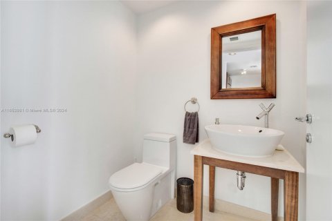 Condo in Miami Beach, Florida, 1 bedroom  № 1348125 - photo 16