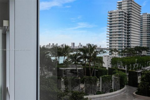 Condo in Miami Beach, Florida, 1 bedroom  № 1348125 - photo 18