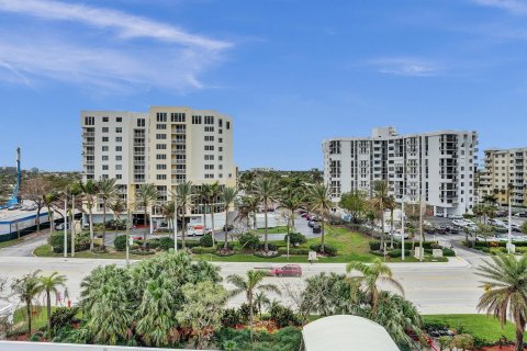 Condominio en venta en Pompano Beach, Florida, 2 dormitorios, 145.86 m2 № 963873 - foto 1